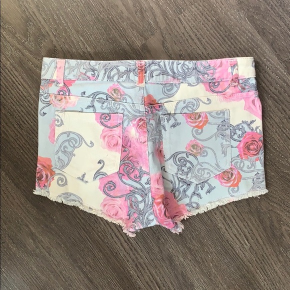 Floral design pink and blue shorts - Picture 3 of 3